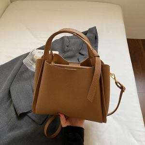 Borsa sottobraccio in pelle marrone con grana litchi e dettagli metallici dorati