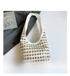 Vue détaillée d'un sac hobo blanc en cuir orné de rivets métalliques argentés