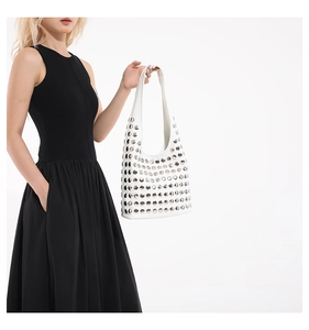 Gros plan détaillé du sac hobo en cuir blanc orné de rivets métalliques argentés