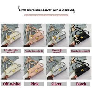 Détails des sacs bandoulière en quatre couleurs avec fermoirs dorés et pendentifs glands