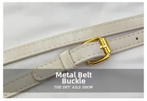 Détail de la bandoulière en cuir blanc cassé avec boucle en métal doré et fines coutures