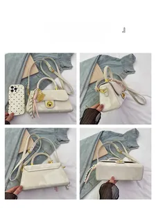 Vues détaillées d'un sac à main blanc motif marbre avec boucle dorée sous quatre angles divers