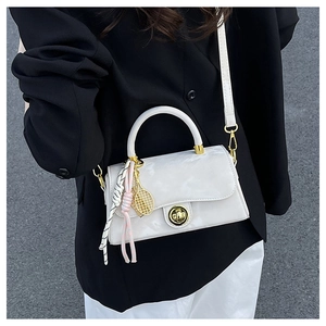 Sac bandoulière blanc en similicuir avec breloque raquette dorée et fermoir rotatif