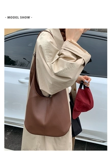 Nahaufnahme der braunen Litschi-Lederstruktur der großen Hobo-Tasche im Vintage-Stil