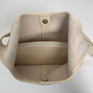 Innenansicht der großen Tote-Bag mit Reißverschlussfach und magnetischem Verschluss