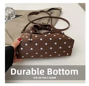 Gros plan détaillé du fond plat résistant à l'usure du sac seau à pois avec cordon