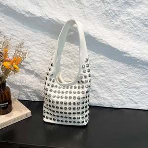 Sac à main blanc minimaliste à rivets argentés avec une finition en similicuir poli