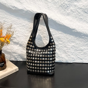 Sac à bandoulière vintage pour femme avec rivets en métal argenté et design style punk