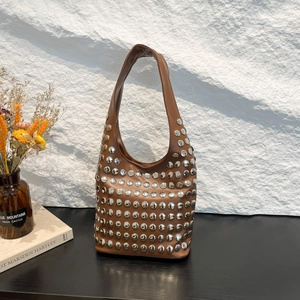 Sac à bandoulière vintage marron en cuir avec rivets argentés et design hobo chic