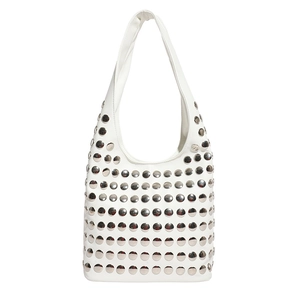 Sac hobo blanc à rivets argentés avec un design rétro minimaliste élégant