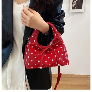 Sac à main rouge à pois avec finition brillante et détail de nœud élégant