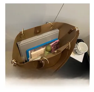 Vue de dessus du sac seau en cuir marron montrant sa grande capacité de rangement