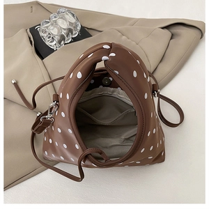 Vue intérieure du sac à pois marron montrant les poches spacieuses et la doublure