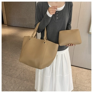 Vue détaillée du set de sacs en cuir camel montrant la capacité sur un mannequin
