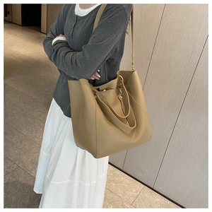 Détails du sac fourre-tout kaki avec ferrures dorées et bandoulière réglable en cuir
