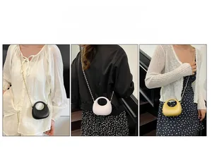 Tre viste di una mini borsa a mano semicircolare con catena dorata in tre colori