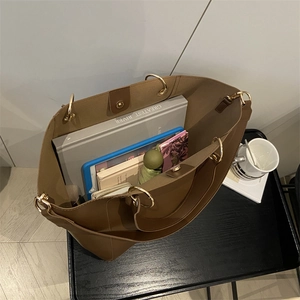 Détail intérieur du grand cabas en cuir marron montrant un espace de rangement spacieux