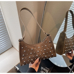 Sac hobo vintage marron en forme de lune avec rivets argentés et fine bandoulière