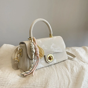 Sac à main chic crème motif marbre avec détails dorés et breloque raquette de tennis