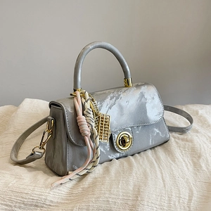 Petit sac à main gris marbré avec fermoir doré rotatif et pendentif tressé