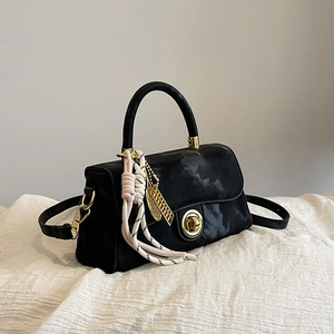 Sac à main chic avec motif marbre noir et blanc, fermoir doré et pendentif