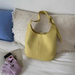 Gelbe minimalistische Hobo-Tasche aus Leder mit Lychee-Muster und verstellbarem Gurt