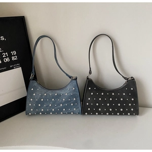 Vue détaillée de sacs hobo en denim et daim avec des clous métalliques et forme de lune