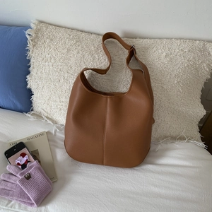 Große braune Shopper-Tasche aus Leder mit Lychee-Narbung und breitem Schultergurt Design