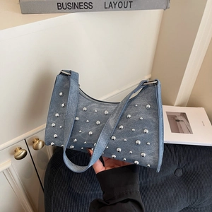 Sac baguette en jean bleu chic avec clous argentés et bandoulière de style motard