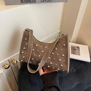 Sac bandoulière vintage marron en toile délavée avec rivets argentés et forme demi-lune chic