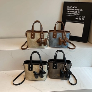 Damen Mini Tote Beuteltasche PU Leder Denim Kontrastfarbe Schulter Umhängetasche Mit Hundekopf Anhänger Retro Street Style