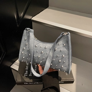 Sac baguette en denim bleu clair avec rivets argentés et bandoulière de style urbain