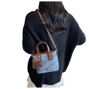 Vintage Umhängetasche aus blauem Canvas mit braunem Lederbesatz und Bärenanhänger
