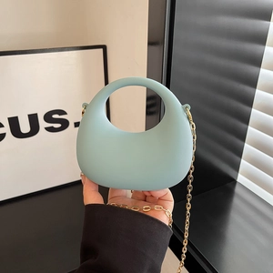 Borsa a mano minimalista in acrilico verde menta con manico tondo e catena dorata