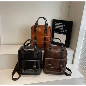 Détails de sacs à dos vintage en similicuir marron et noir sur des marches minimalistes