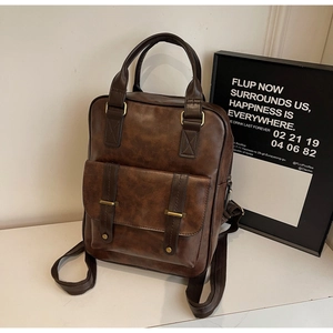 Vue détaillée du sac à dos vintage en cuir PU marron foncé avec boucles dorées