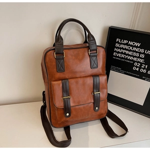 Détail du sac à dos rétro en similicuir marron avec boucles en métal de style vintage