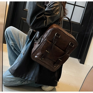 Détail du sac à dos vintage marron foncé avec design multi-poches et texture cuir