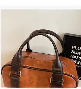 Détail des poignées en cuir marron confortable avec boucles en métal rétro durables