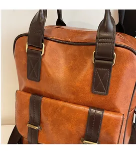 Détail du sac à dos rétro marron caramel en simili cuir avec boucle en métal vintage