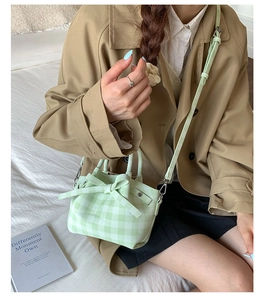 Détail du sac seau vichy vert menthe avec nœud décoratif et fine bandoulière réglable