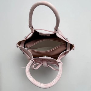 Vue de dessus de l'intérieur du sac seau rose avec pochette zippée et fermoir magnétique