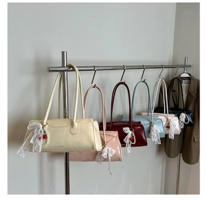 Détail de sacs à main rétro en six couleurs avec chaînes de perles et charms cerises