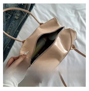 Détail de l'intérieur du sac à main rose brillant avec espace pour les cosmétiques
