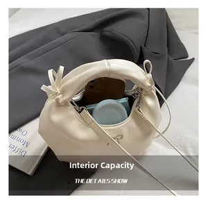 Vue interne du sac nuage plissé crème montrant le rangement de téléphone et cosmétique