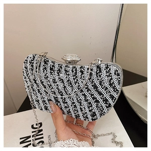 Dettaglio della borsa da sera a mezzaluna con strass bianchi e neri e catena in argento