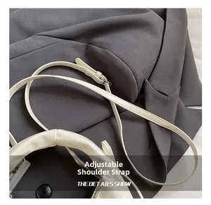 Détail de la bandoulière blanche réglable avec boucle en métal argenté du sac à main