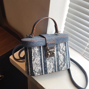 Piccola borsa a scatola in denim e pizzo bianco con manico marrone e fibbia metallo
