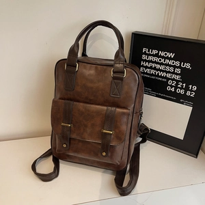 Sac à dos vintage en cuir texturé marron foncé avec boucle dorée et bretelles