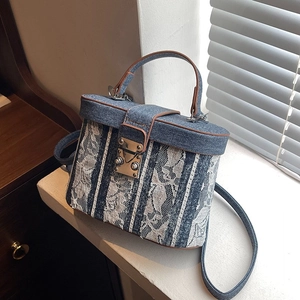 Borsa a scatola rotonda in denim blu e pizzo bianco con finiture in pelle e chiusura argento